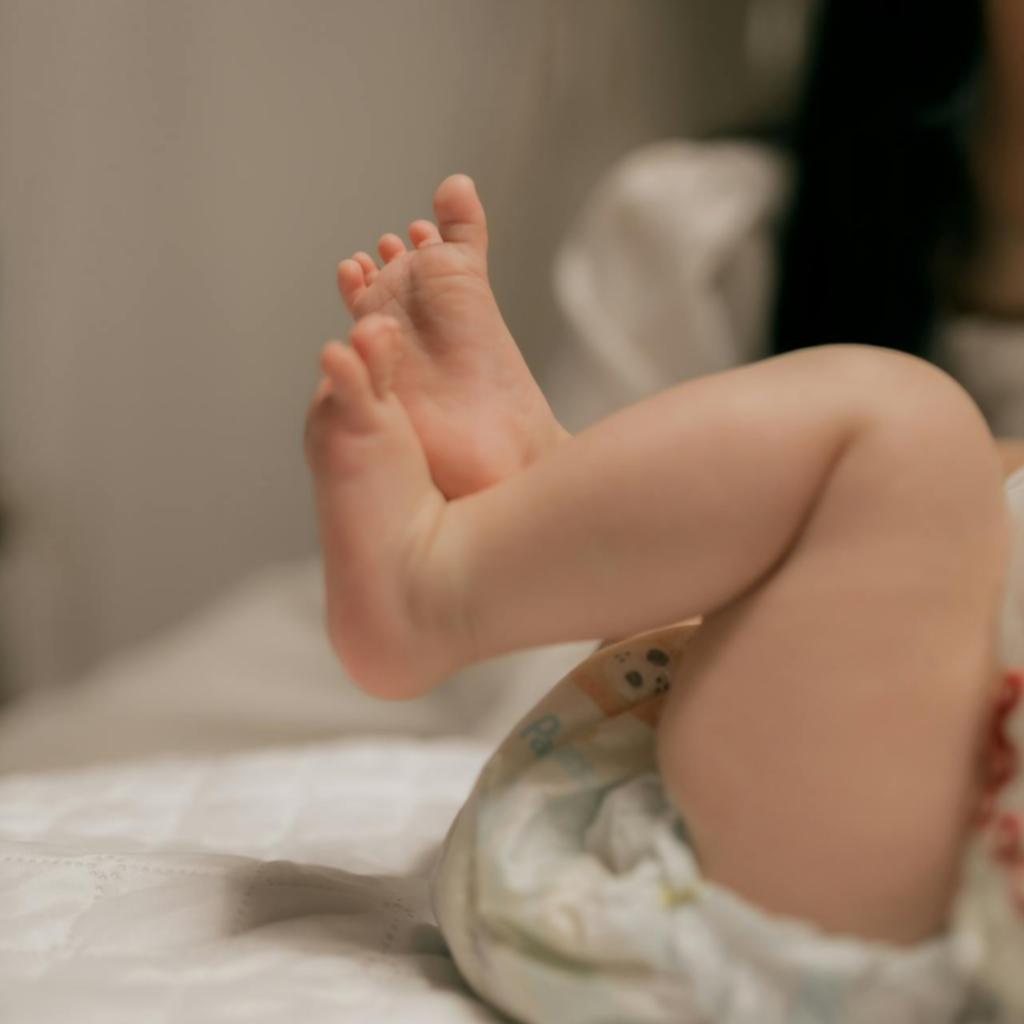 pulire il materasso dalla pipì con bicarbonato e detergente enzimatico